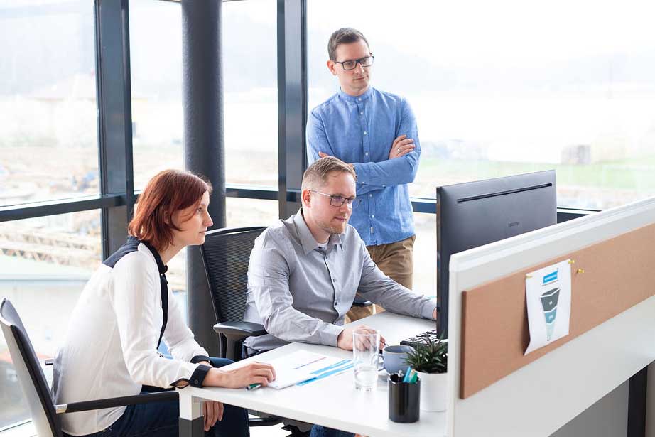 teambesprechung bei b2b ads agentur webwings